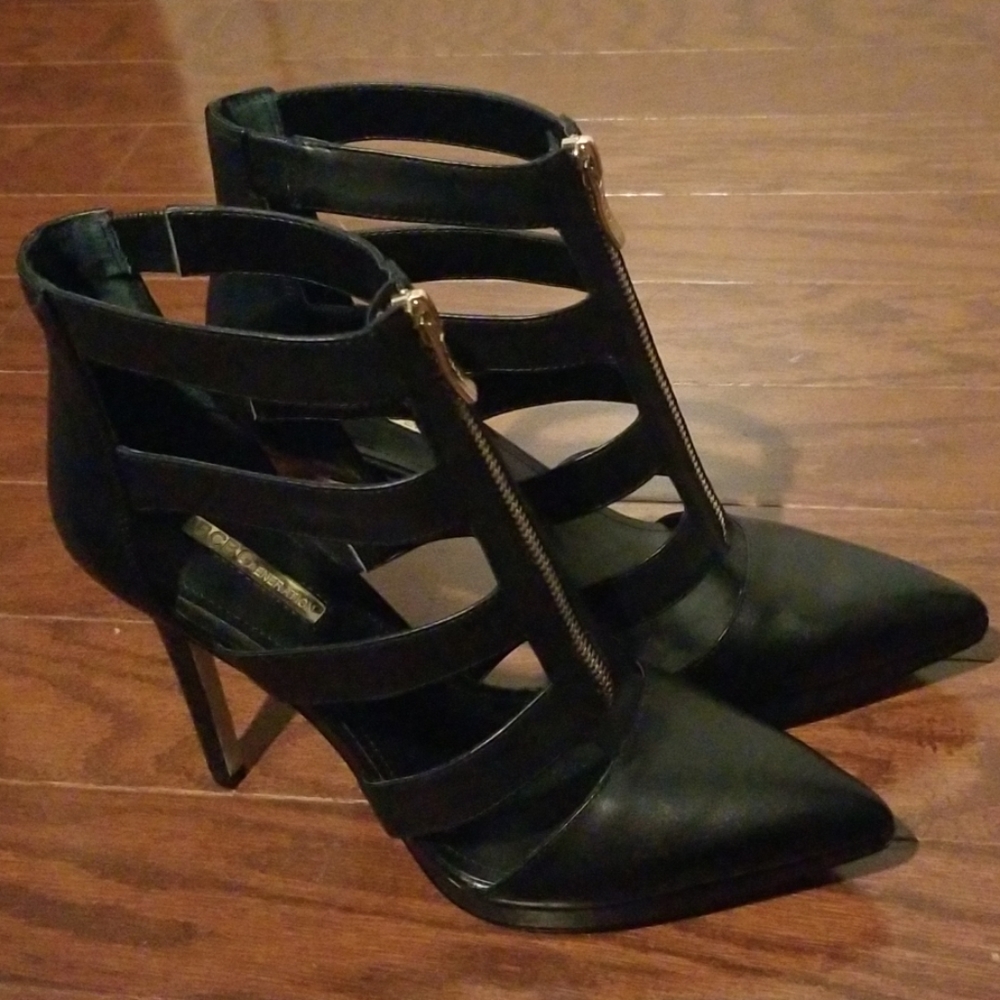 Super cute black high heels never used it ...